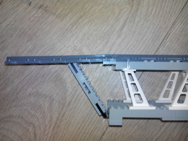 voici le système de soutient que j'ai du élaborer pour pas que le pont flanche avec le poids du train... a vrais dire la partie la plus dur a mettre en place...